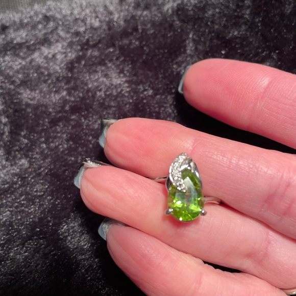 Ladies Peridot and diamond ring in 14k white gold size 7 (approx) - Picture 5 of 5